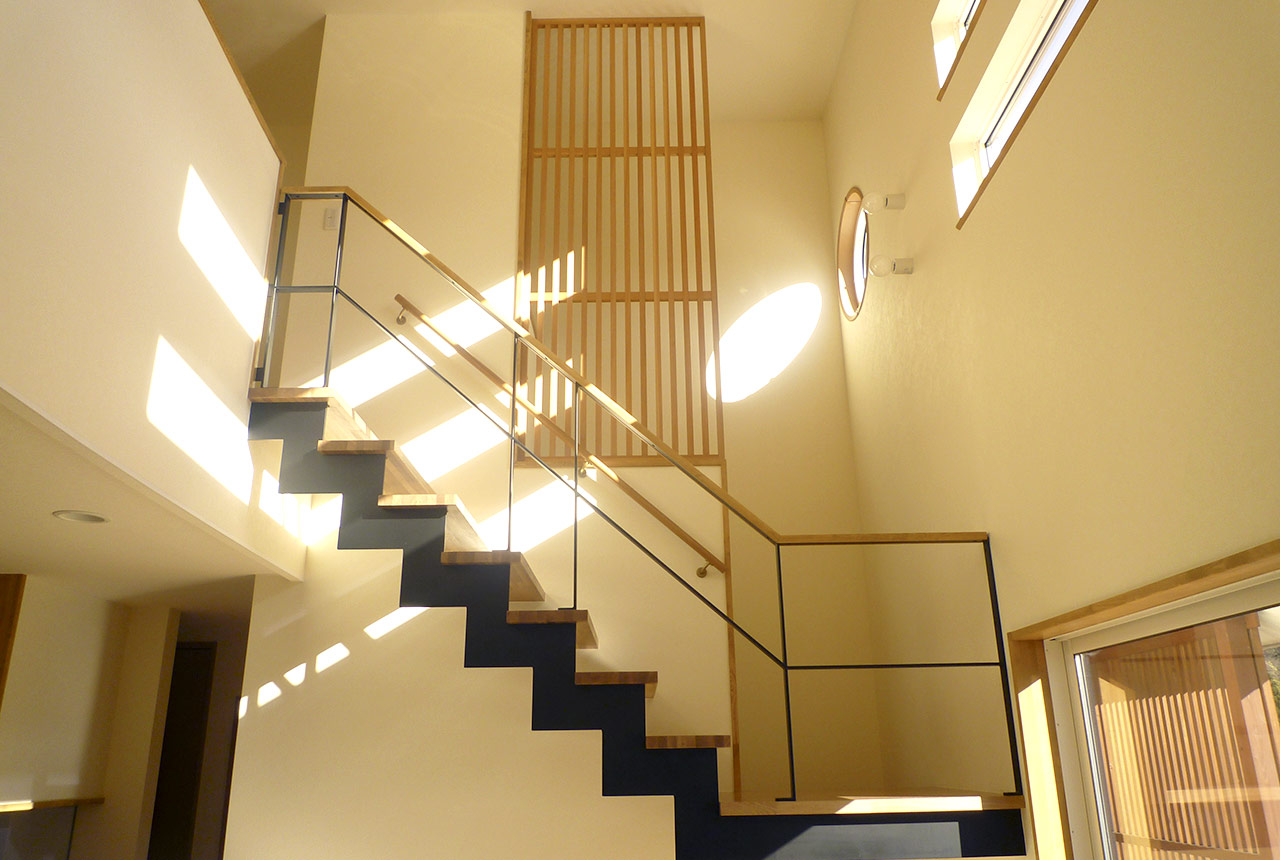 内観:吹き抜け・階段